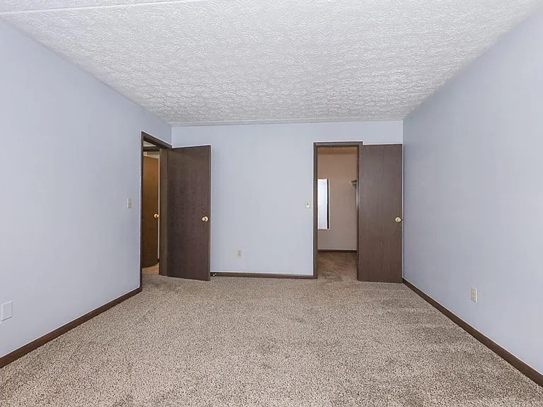 Garfield Manor — Photo 18