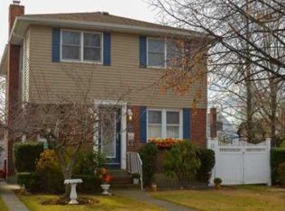 667 6th Pl, Garden City, NY 11530