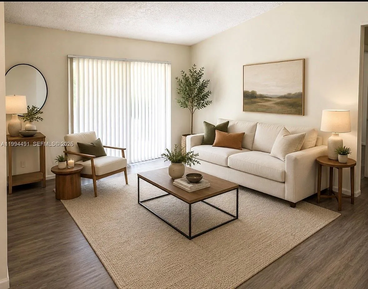 Royal Palm Place — Photo 4