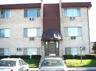 706 W Ivanhoe Ln APT 1A, Mount Prospect, IL 60056