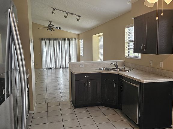5th image of 570 Portland Cir