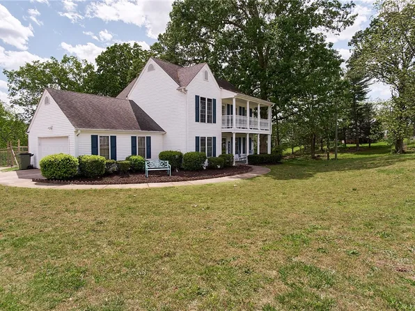 210 N Kenneth St, Walhalla, SC 29691