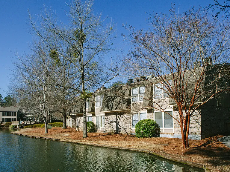 Club Hill Apartments — Photo 1