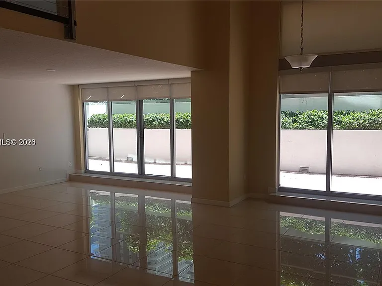 1111 SW 1st Ave #Townhouse 16 — Photo 2