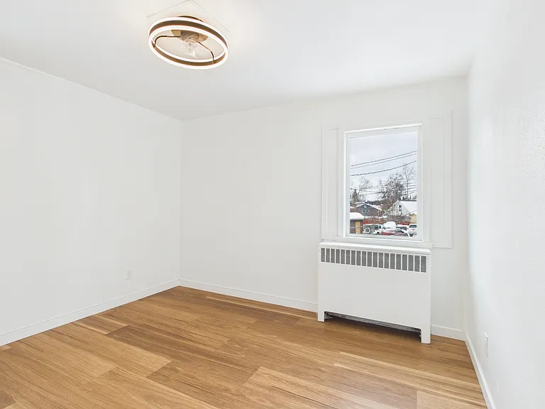 925 Gilmore St #B — Photo 9
