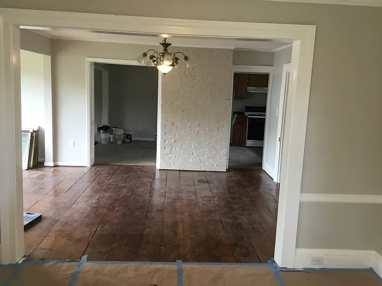 From livingroom rm into diningroom