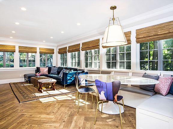 Bright Family room compliments dine-in Chef's Kitchen