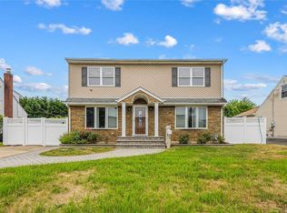 888 Stratford Dr, East Meadow, NY 11554