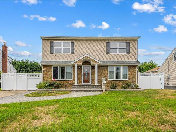 888 Stratford Drive, East Meadow, NY 11554