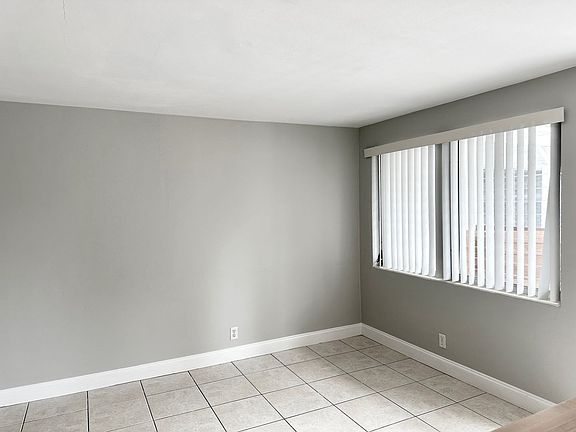 5th image of 2035 Edgewater Dr APT 9