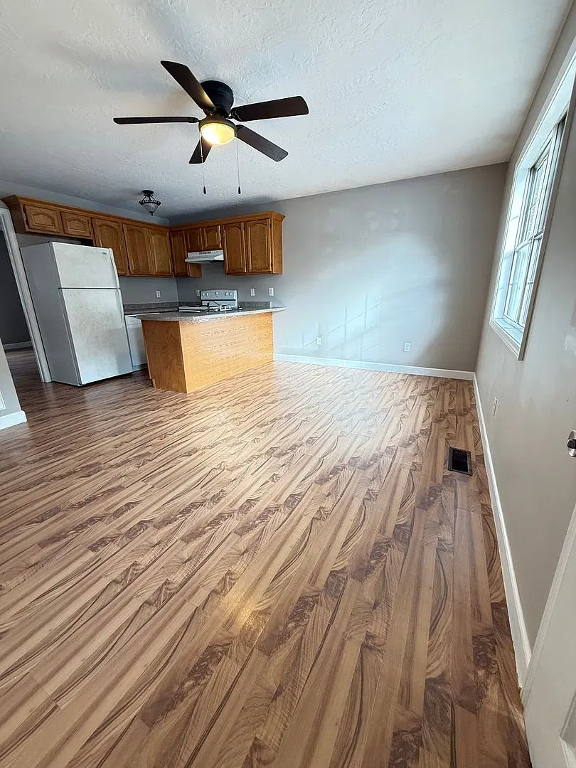 Church Street Duplex- Steps from UTM Football Field! — Photo 4