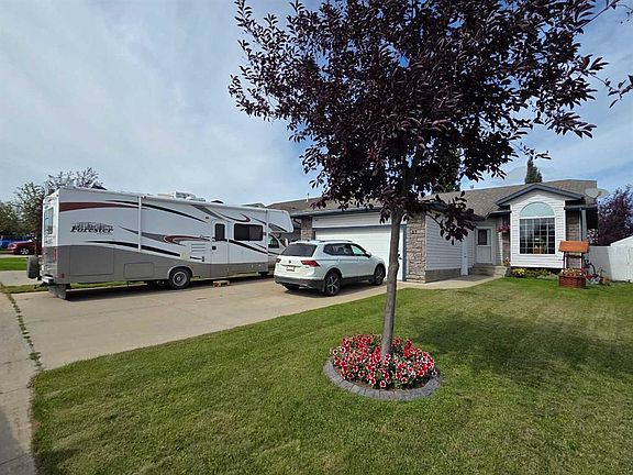 2nd image of 37 S Pinnacle Cres