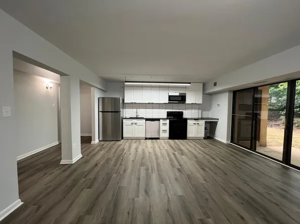 2202 Castle Rock Sq APT 2B, Reston, VA 20191