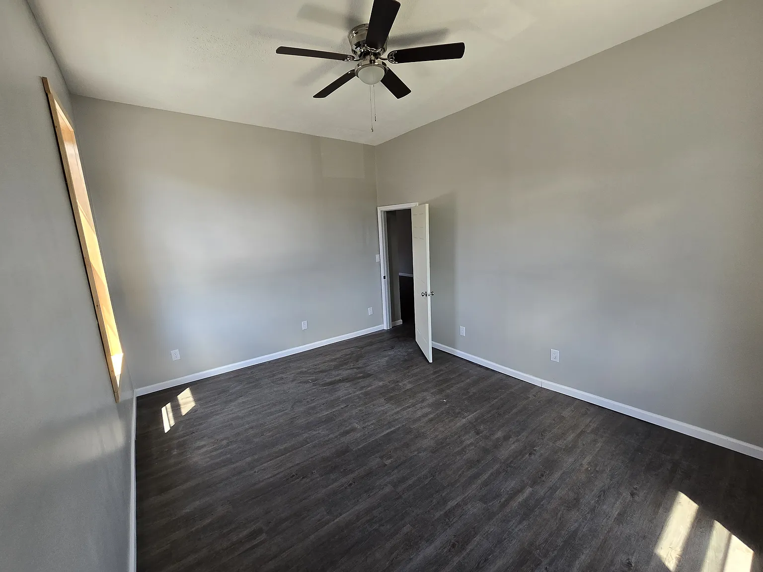 3 bed, 900 sqft, $950 — Photo 2