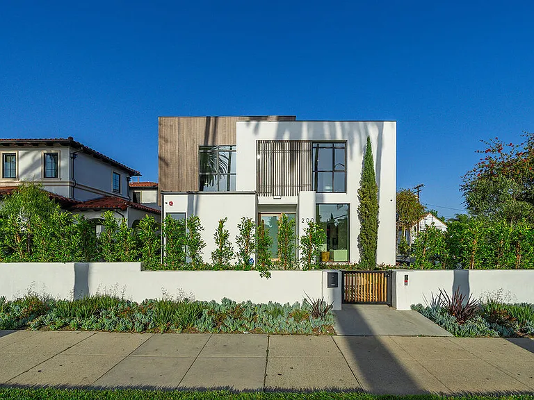 200 N Doheny Dr — Photo 14