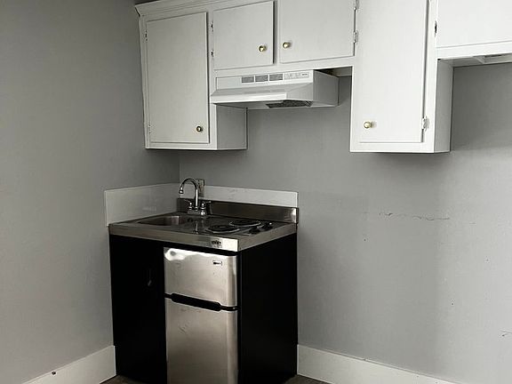5th image of 715 Lawrence St E #1