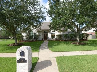 836 Falcon Lake Dr, Friendswood, TX 77546