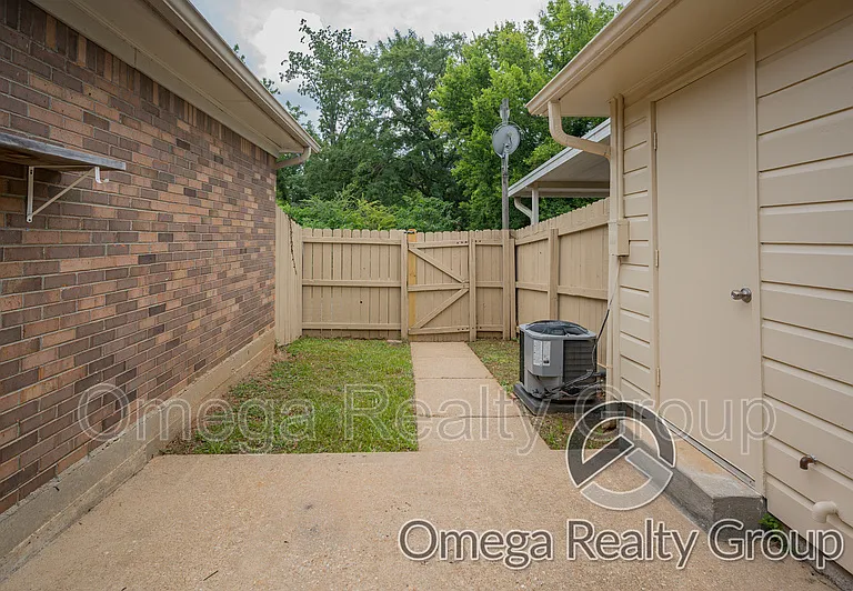 548 Hollow Wood Rd — Photo 5