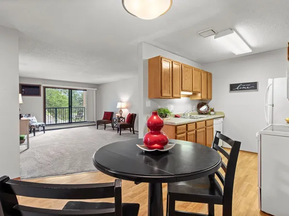 4 Pine Tree Dr APT 218, Arden Hills, MN 55112