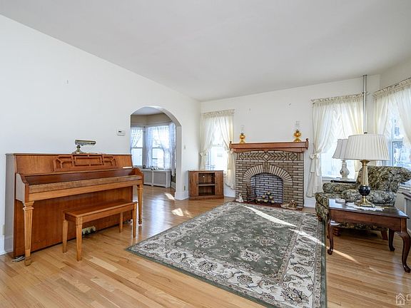 5th image of 18 Edgewood Ave