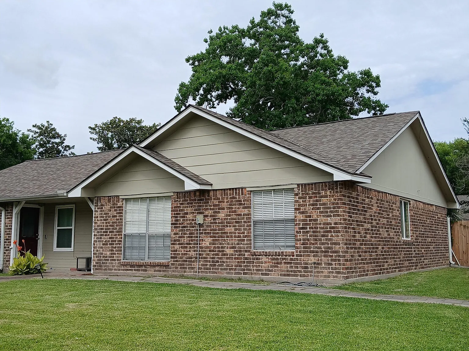 3 bed, 2.0 bath, 1080 sqft, $1,550 — Photo 2