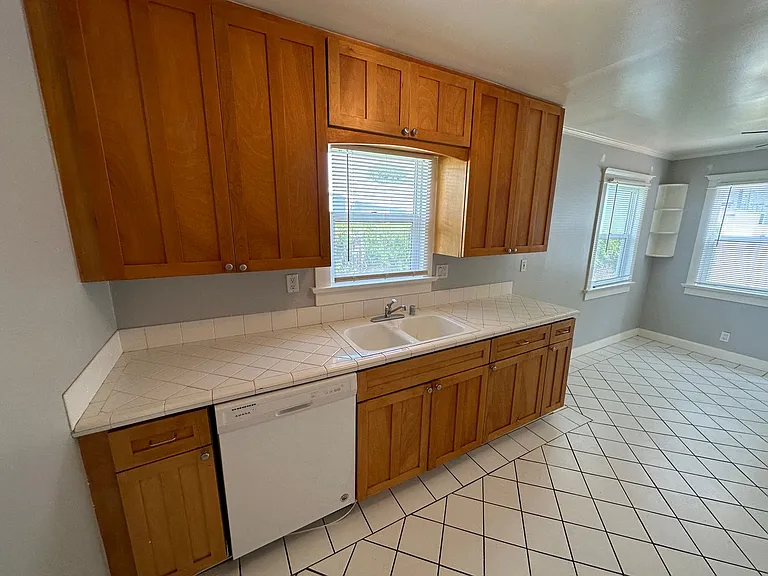 535 N Olive St — Photo 9