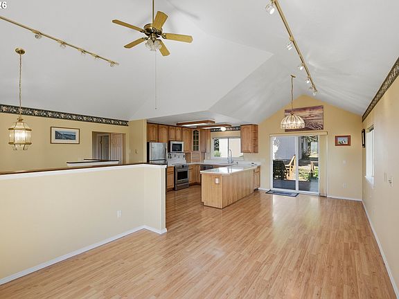 3rd image of 755 Prefontaine Dr
