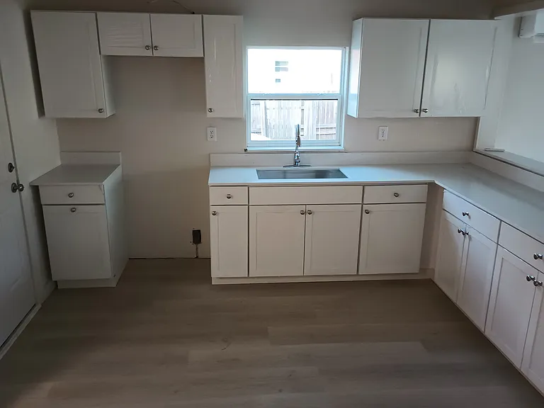 906 Peach St — Photo 12