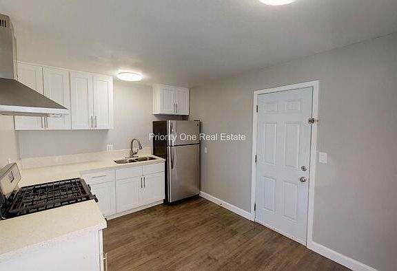 2nd image of 277 Cedar Ave Unit B