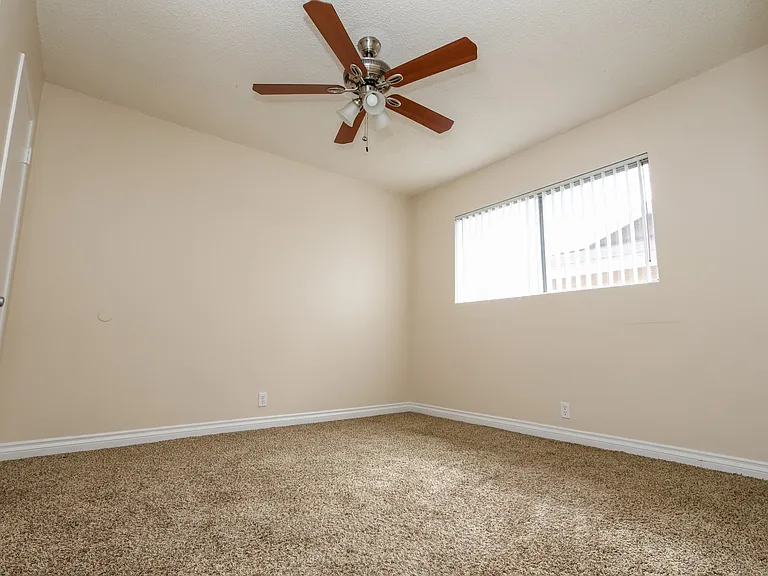 Silverwood Apartments (538,550,562) — Photo 9