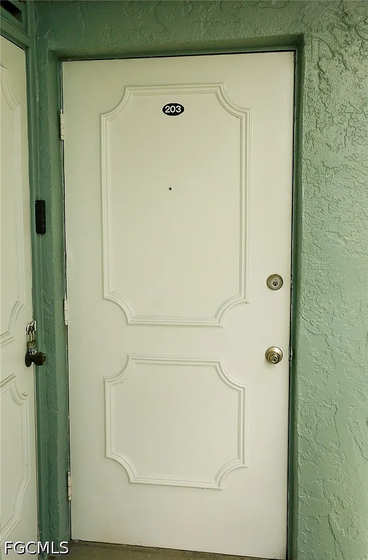 2 bed, 1.0 bath, 844 sqft, $1,300 — Photo 2