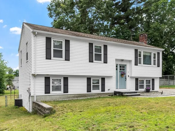 15 Dallas Rd, Lowell, MA 01854