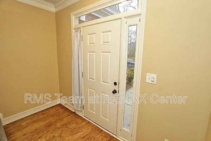 3 bed, 2.5 bath, 2697 sqft, $3,000 — Photo 2