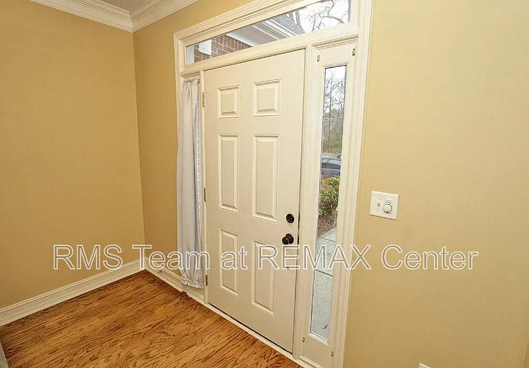 1360 Eastgate Ct SE — Photo 2