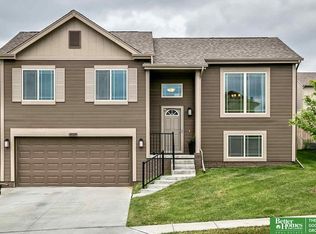 9107 Hanover St, Omaha, NE 68122