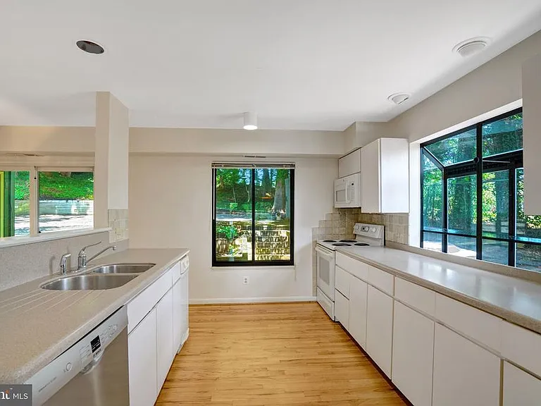 203 W Glendale Ave — Photo 17