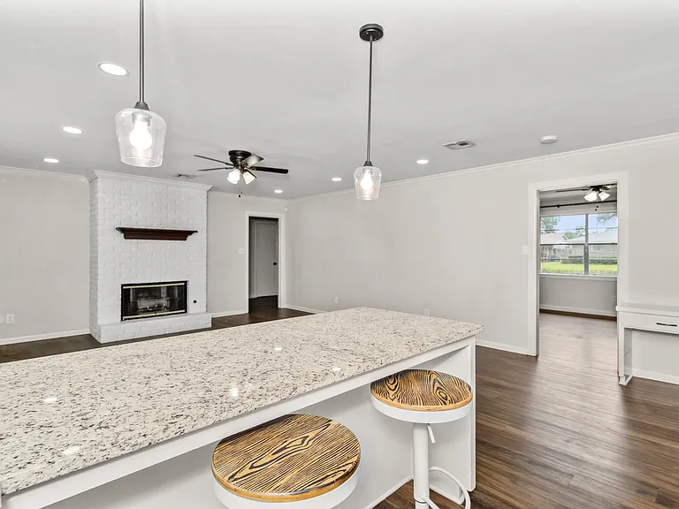 2051 Lovers Ln — Photo 4