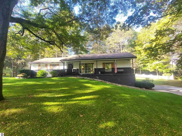 6753 Roanoak Rd, Oscoda, MI 48750