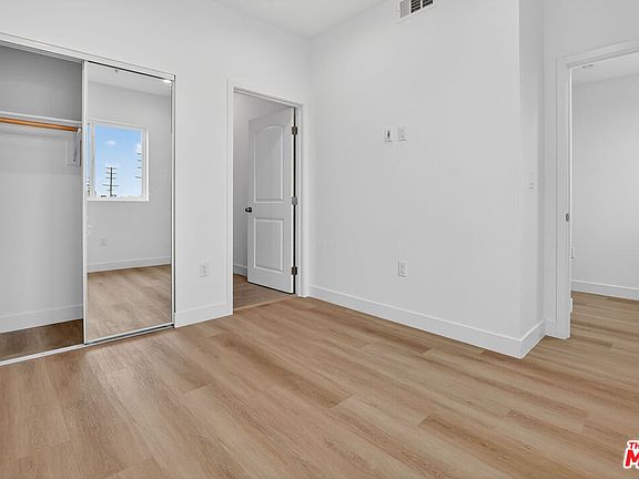 5th image of 11446 Oxnard St #1