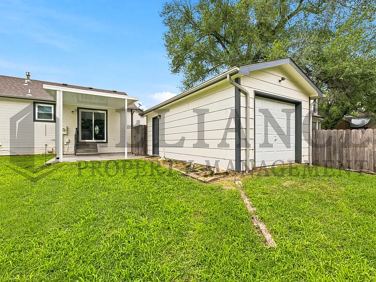 516 N Lakeside Dr — Photo 8