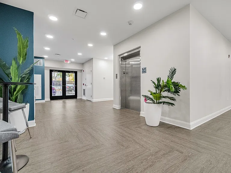 Park Lamont Apartments & Townhomes — Photo 12