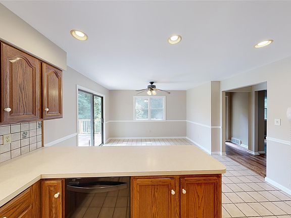 4th image of 284 Emerald Hills Dr