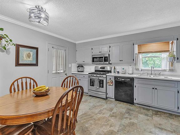 4th image of 135 Donna Lou Ln