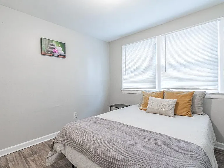 385 Dartmouth Dr SW — Photo 3