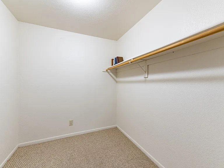 Chestnut Hills Apartments — Photo 16
