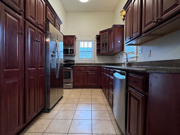 5th image of 301 W Amelia Ave