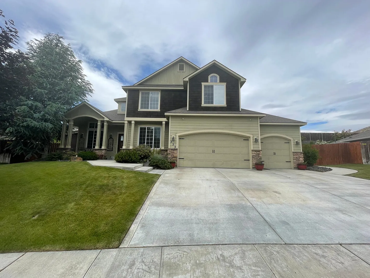 4 bed, 2.5 bath, 2420 sqft, $2,800 — Photo 1