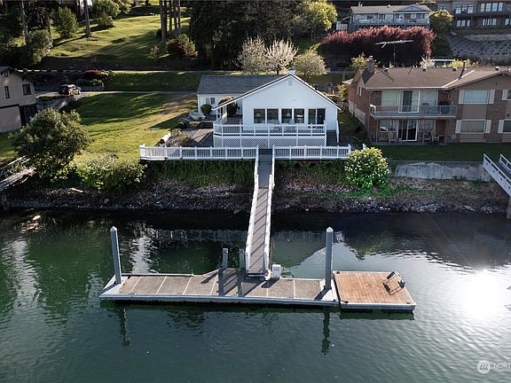 3rd image of 2204 Cove Drive