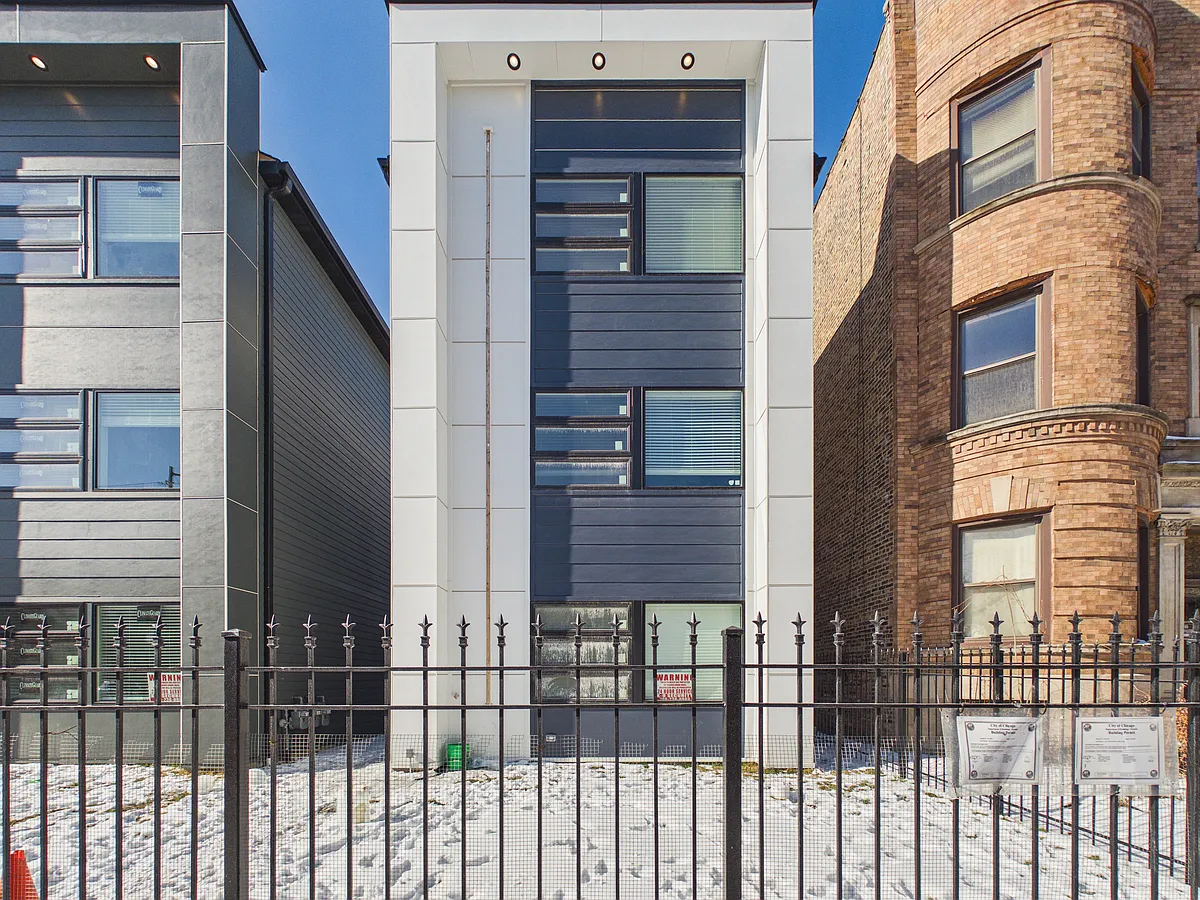 Photo 2 of 38 - 6218 S King Dr #1 - Chicago, IL Building Photo - 6218 S King Dr #1