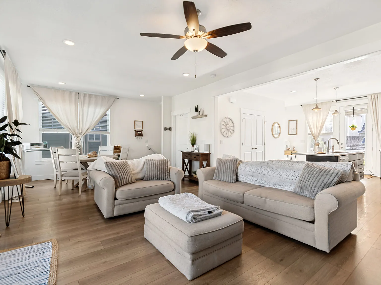 2 bed, 1724 sqft, $2,400 — Photo 3